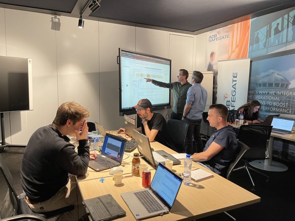 Congratulations to the winners of the 1st ADB SAFEGATE Airside 4.0 Hackathon : Erik Van Hamme, Arthur Beelen, Nick Verreycken.